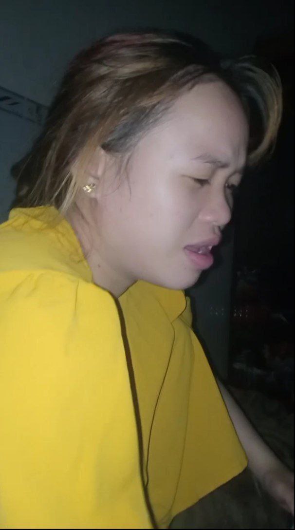 Cô trưởng phòng không mặc áo lót và anh nhân viên may mắn